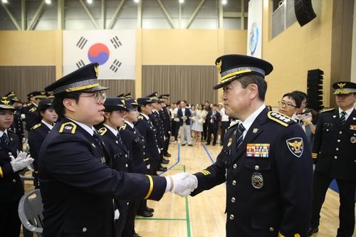 윤희근 경찰청장이 18일 충북 충주시 중앙경찰학교에서 열린 신임경찰 제312기 졸업식에서 신임 경찰관들을 격려하고 있다.ⓒ경찰청/연합뉴스