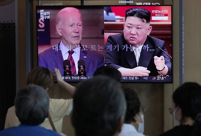 지난달 22일 서울 서울역 대합실에서 시민들이 조 바이든 미국 대통령과 김정은 북한 국무위원장이 함께 나온 TV 화면을 보고 있다.AP뉴시스