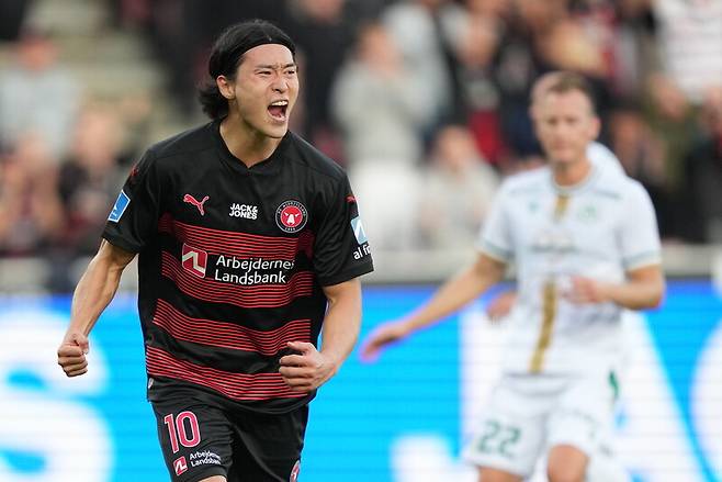 조규성(미트윌란)이 18일(한국시각) 덴마크 헤르닝 MCH 아레나에서 열린 2023∼2024시즌 유럽축구연맹(UEFA) 유로파 콘퍼런스리그 3차 예선 2차전 오모니아(키프로스)와 안방 경기에서 득점한 뒤 기뻐하고 있다. 헤르닝/EPA 연합뉴스