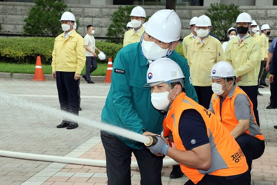 이상민 행정안전부 장관이 지난해 8월 24일 서울 종로구 정부서울청사에서 진행된 '을지연습 연계 민방공 훈련'에서 화재 진압 훈련을 하고 있다. [사진 행정안전부]