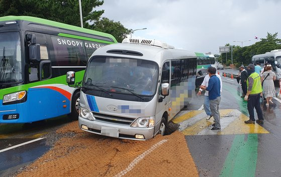 제주공항 입구 교차로에 포트홀   (제주=연합뉴스) 18일 오전 제주국제공항 입구 교차로에 발생한 포트홀에 렌터카 셔틀버스가 빠지는 사고가 발생했다. 사진은 사고 현장 사진. [제주도 자치경찰단 제공. 재판매 및 DB 금지] 2023.8.18   dragon.me@yna.co.kr (끝)  〈저작권자(c) 연합뉴스, 무단 전재-재배포 금지〉