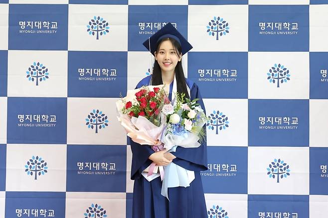 그룹 모모랜드 출신 나윤이 명지대학교를 졸업했다.