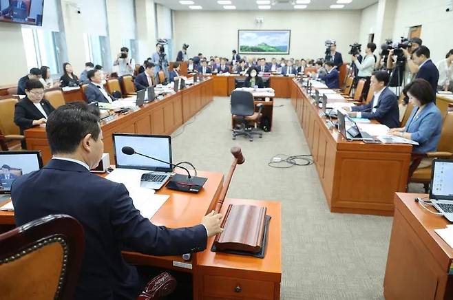 Park Jeung, chairperson of the parliamentary Environment and Labor Committee, declares the opening of the plenary session at the National Assembly on the morning of August 17. Yonhap News