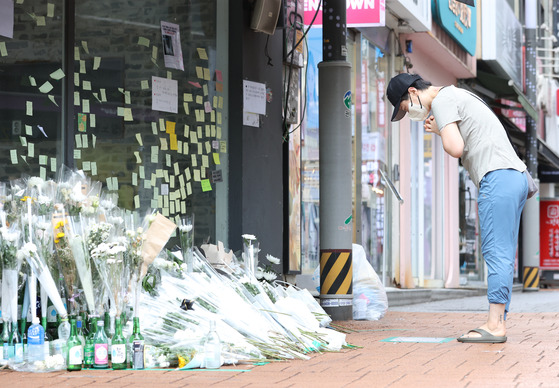 A woman prays for the young man, who lost his life after being attacked randomly by 33 year-old Cho Sun in Silim-dong last month. An assault and rape case occured at a park in the same neighborhood despite increased police presence. [YONHAP]