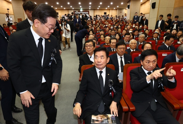 김대중 전 대통령 서거 14주기인 18일 오전 서울 동작구 서울 현충원 현충관에서 열린 추도식에서 이재명 더불어민주당 대표(왼쪽)가 자리로 향하고 있다. 가운데는 김진표 국회의장, 오른쪽은 김기현 국민의힘 대표. 연합뉴스