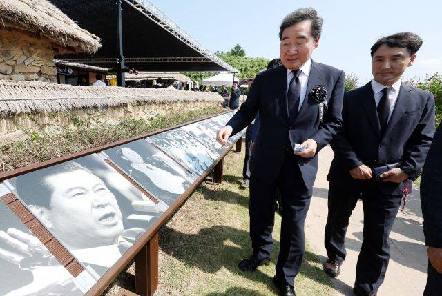 이낙연 더불어민주당 전 대표가 김대중 전 대통령 서거 14주기인 18일 전남 신안 하의도 김 전 대통령 생가에서 열린 추도식을 마친 뒤 전시 사진을 둘러보고 있다. 연합뉴스