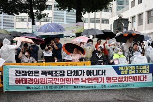 지난 11일 오후 서울 혜화경찰서 앞에서 열린 ‘하태경 의원 피고발자 합동 출석 기자회견’에서 전국장애인차별철폐연대(전장연)의 보조금 유용 의혹 관련 피고발인을 비롯한 참석자들이 관련 구호를 외치고 있다. [사진 출처 = 연합뉴스]