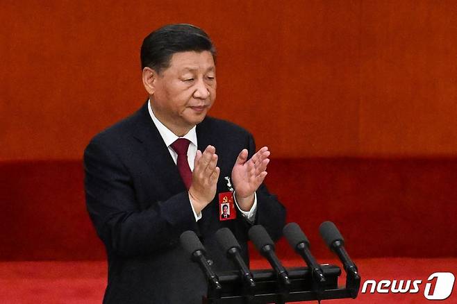 시진핑 중국 국가주석이 16일 (현지시간) 베이징 인민대회당에서 열린 제20차 중국 공산당 전국대표대회(당대회) 개막식서 연설을 하며 박수를 치고 있다.  /AFPBBNews=뉴스1