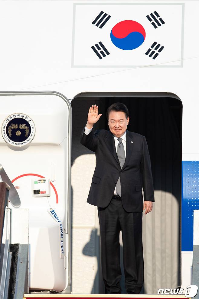 (성남=뉴스1) 유승관 기자 = 한미일 정상회의 참석을 위해 미국을 방문하는 윤석열 대통령이 17일 경기 성남시 서울공항에서 공군1호기에 올라 인사하고 있다.  윤 대통령은 18일 미국 워싱턴DC 인근 미 대통령 별장인 캠프 데이비드에서 조 바이든 미국 대통령, 기시다 후미오 일본 총리와 한미일 정상회의를 갖는다. 3국 간 정상회의가 독자적으로 열리는 것은 처음이다. 2023.8.17/뉴스1  Copyright (C) 뉴스1. All rights reserved. 무단 전재 및 재배포 금지.