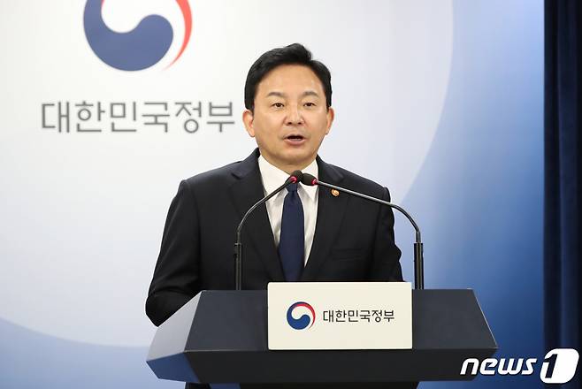 (서울=뉴스1) 박지혜 기자 = 원희룡 국토교통부 장관이 31일 서울 종로구 정부서울청사에서 LH 무량판 구조 조사결과를 발표하고 있다. 2023.7.31/뉴스1  Copyright (C) 뉴스1. All rights reserved. 무단 전재 및 재배포 금지.