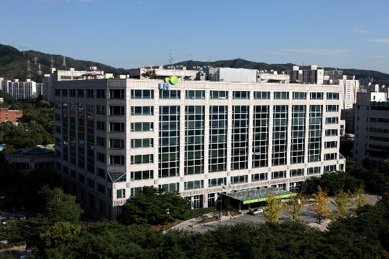 18일 한국토지주택공사(LH)는 분당·광명·하남에 위치한 수도권 3곳의 사옥부지 매각에 나선다고 밝혔다. 분당 역세권에 위치한 오리사옥은 업무용지로써 3만8000㎡ 크기이며 매각금액은 5801억원이다  오는 23일에 입찰이 마감된다. 상업용지로 사용 가능한 광명시흥사업본부 사옥부지(1만㎡)는 매각금액이 1045억원으로 정해졌으며 내달 7일에 입찰을 마감한다. 하남사업본부 사옥부지(업무용지, 1만2000㎡)는 다음달 공고, 10월 중 입찰이 진행될 예정이다./사진=뉴시스