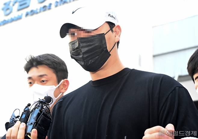 '압구정 롤스로이스' 운전자 신 씨가 18일 서울 강남구 강남경찰서에서 검찰로 송치되고 있다. 임세준 기자