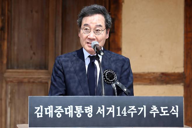 더불어민주당 이낙연 전 대표가 18일 오전 전남 신안군 하의면 하의도 김대중 전 대통령 생가에서 열린 서거 14주기 추도식에서 추모사를 하고 있다.[연합]