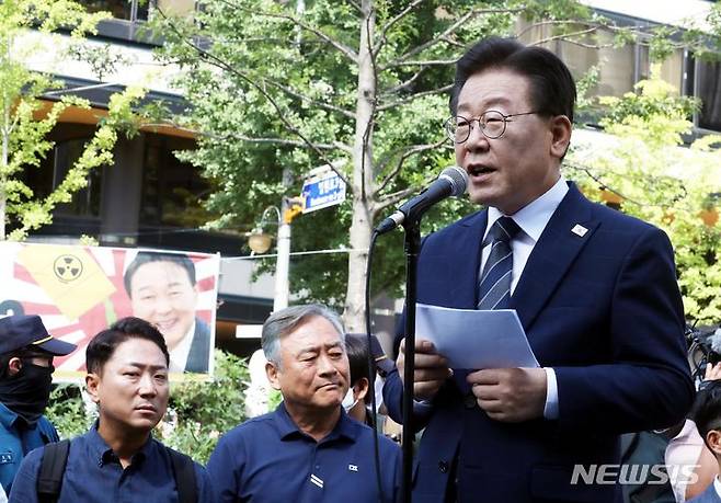 [서울=뉴시스] 조성봉 기자= '백현동 특혜 의혹'과 관련해 특경법상 배임 혐의를 받고 있는 이재명 더불어민주당 대표가 지난 17일 오전 서울 서초구 서울중앙지검에 출석하기 전 지지자들에게 입장 발표를 하고 있다.  2023.08.17. suncho21@newsis.com