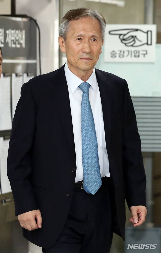 [서울=뉴시스] 김진아 기자 = 군(軍) 사이버사령부에 '댓글 공작'을 지시한 혐의 등으로 기소된 김관진 전 국방부 장관이 18일 서울 서초구 서울중앙지법에서 열린 파기환송심 선고 공판을 마친 후 법원을 나서고 있다. 서울고법 형사1-2부(재판장 김우진)는 군형법상 정치관여 및 직권남용권리행사방해 등 혐의로 기소된 김 전 장관에 대해 징역 2년을 선고했다. 2023.08.18. bluesoda@newsis.com