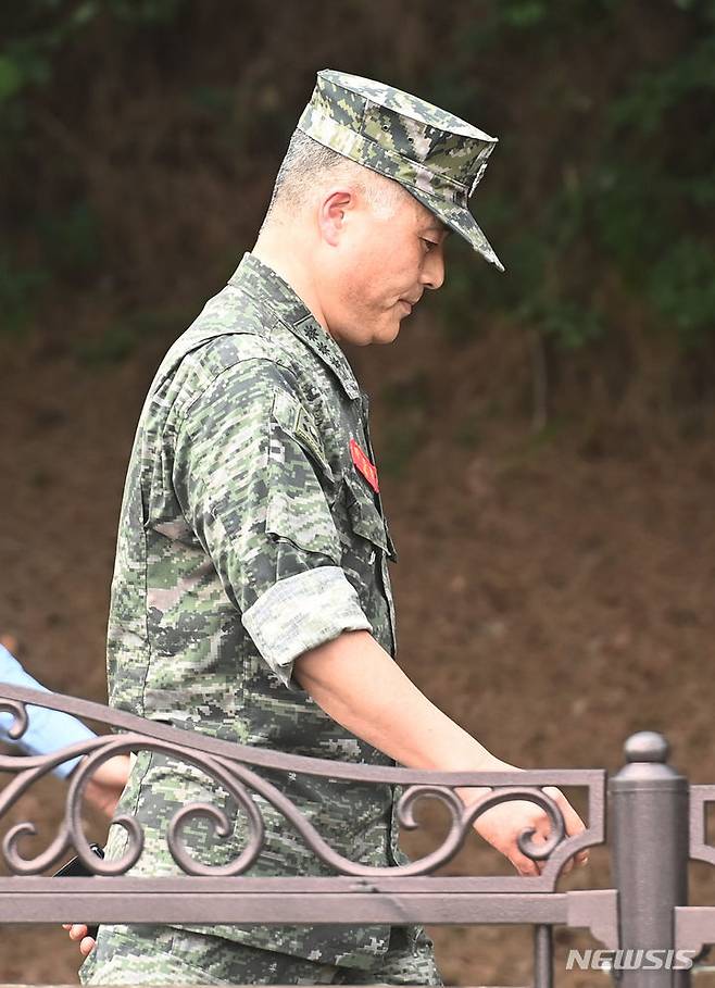 [화성=뉴시스] 김종택 기자 = 고(故) 채수근 상병 수사와 관련해 '집단항명 수괴' 혐의로 입건된 박정훈 전 해병대 수사단장이 18일 오후 경기도 화성시 해병대사령부에서 열린 징계위원회에 출석하고 있다. 2023.08.18. jtk@newsis.com