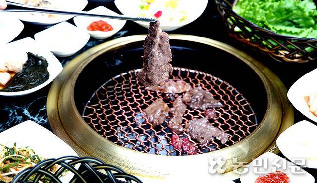광양식 불고기는 얇게 저민 쇠고기를 즉석에서 양념장에 버무려 화로에 구워 먹는다. 광양=김도웅 프리랜서 기자