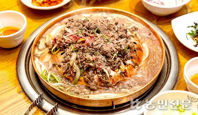 자작한 국물이 특징인 서울식 불고기는 파·버섯·당면 등 부재료가 풍성한 것이 특징이다. 현진 기자