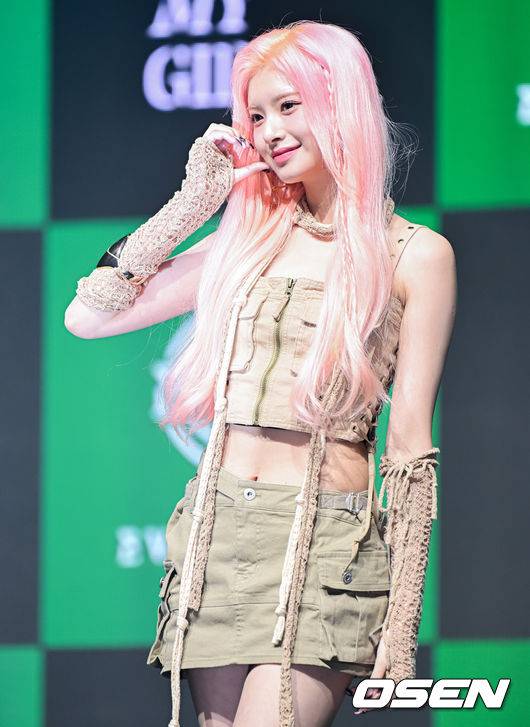 [OSEN=지형준 기자] 18일 오후 서울 광장동 예스24 라이브홀에서 에버글로우 네 번째 싱글 'ALL MY GIRLS' 미디어 쇼케이스가 열렸다.‘ALL MY GIRLS'는 에버글로우가 1년 8개월의 공백을 깨고 선보이는 신보다. 세상이 정의한 틀 안에서 자신을 잃은 채 웅크리고 있는 모든 소녀들에게 바치는 메시지와 에버글로우 스스로에게 전하는 포부가 담겼다.타이틀곡 'SLAY'는 파워풀한 드럼 사운드와 자극적이고 반복적인 멜로디가 인상적인 일렉트로닉 힙합 팝 장르의 곡이다. 에버글로우의 에너제틱하고 파워풀한 보컬과 강렬한 가사가 특징이다.에버글로우 이런이 포토타임을 하고 있다. 2023.08.18 /jpnews@osen.co.kr