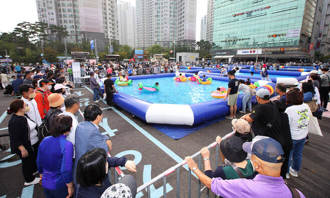소래포구축제 행사장에서 시민들이 무더위를 피해 시원한 물놀이를 즐기고 있다.