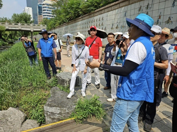 서울 생태관광 활성화 위해 청계천 현장조사를 진행한 유정희 의원