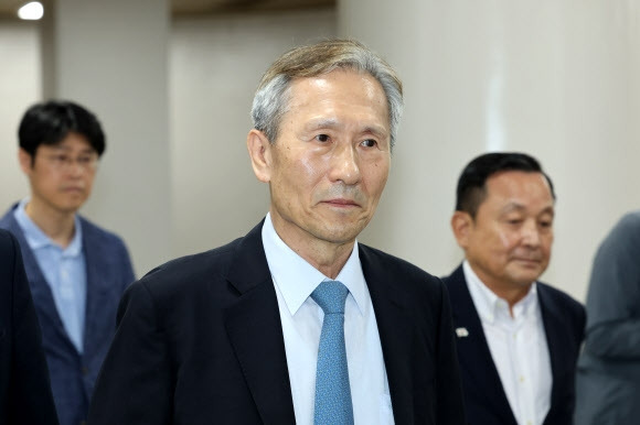 검찰이 군 사이버사령부에 ‘정치 댓글’을 작성하도록 지시한 혐의로 기소된 김관진 전 국방부 장관 18일 오전 서울 서초구 중앙지법에서 열린 파기환송심 선고 공판에서 징역 2년을 선고받은 뒤 법정을 나서고 있다. 2023.8.18 연합뉴스