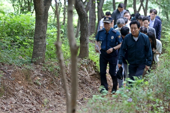 신림동 둘레길 사건 현장 찾은 오세훈 시장 - 오세훈 서울시장이 18일 오후 전날 성폭행 사건이 발생한 서울 관악구 신림동의 둘레길을 찾아 관악경찰서장 등과 함께 현장을 살펴보고 있다. 2023.8.18 [공동취재] 연합뉴스