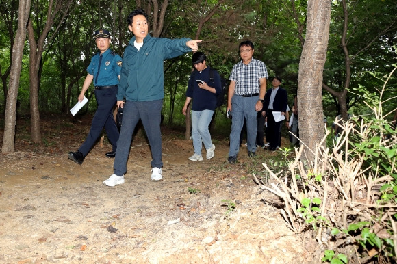 신림동 둘레길 사건 현장 살펴보는 오세훈 시장 - 신림동 둘레길 사건 현장 살펴보는 오세훈 시장     (서울=연합뉴스) 류영석 기자 = 오세훈 서울시장이 18일 오후 전날 성폭행 사건이 발생한 서울 관악구 신림동의 둘레길을 찾아 현장을 살펴보고 있다. 2023.8.18 [공동취재]     ondol@yna.co.kr (끝)