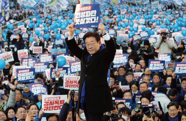 이재명 더불어민주당 대표가 2월 4일 서울 세종대로에서 열린 ‘윤석열 정권 민생파탄-검사독재 규탄 국민보고대회’에서 윤석열 정권을 규탄하고 있다. [공동취재사진]