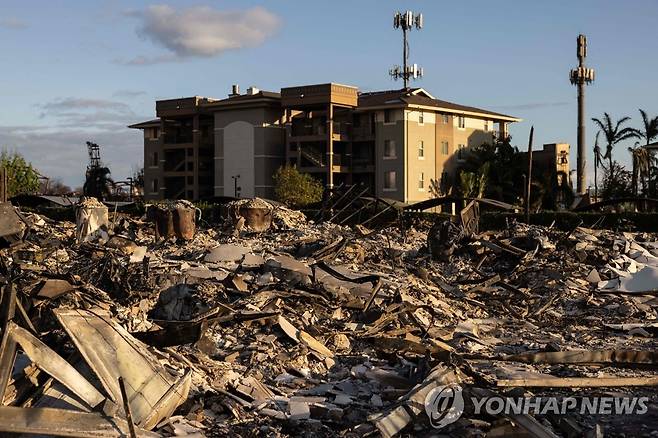 산불로 잔해만 남은 하와이 아파트 단지 (라하이나[美하와이주] AFP=연합뉴스) 12일(현지시간) 미국 하와이주 마우이섬 서부 라하이나에 새까맣게 탄 아파트 단지의 잔해가 남아있다. 이번 산불로 80명 이상이 사망한 가운데 당국이 경보 사이렌을 작동하지 않았다는 의혹이 제기되자, 앤 로페즈 하와이주 법무장관은 산불 대응 과정을 종합적으로 조사하겠다고 밝혔다. 2023.08.13 besthope@yna.co.kr