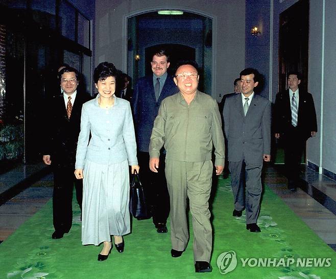 2002년 5월 평양에서 만찬장으로 향하는 박근혜와 김정일 [연합뉴스 자료사진]
