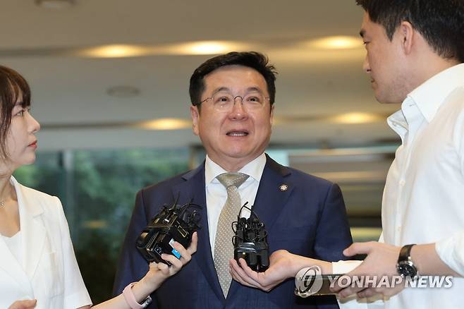취재진 질문 답하는 이찬희 삼성 준감위원장 (서울=연합뉴스) 임화영 기자 = 이찬희 삼성 준법감시위원회 위원장이 전국경제인연합회(전경련) 복귀 재논의를 위해 열린 임시회의에 참석하기 위해 18일 오전 서울 삼성생명 서초타워에 들어서며 취재진의 질문에 답하고 있다. 2023.8.18 hwayoung7@yna.co.kr