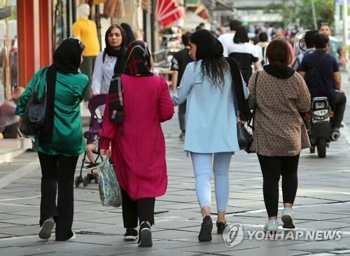 히잡 착용하지 않은 이란 여성들 [EPA=연합뉴스 자료사진. 재판매 및 DB 금지]