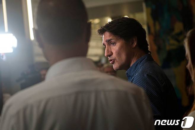 18일(현지시간) 캐나다 에드먼턴 엑스포 센터에 마련된 긴급 대응 센터에서 저스틴 트뤼도 총리가 이재민을 위한 성명을 발표하고 있다. 2023.08.18/ ⓒ AFP=뉴스1 ⓒ News1 권진영 기자