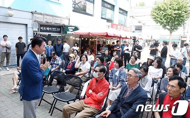 1호선 망월사역 북부역사 존치에 대해 주민들에게 설명하는 김동근 의정부시장