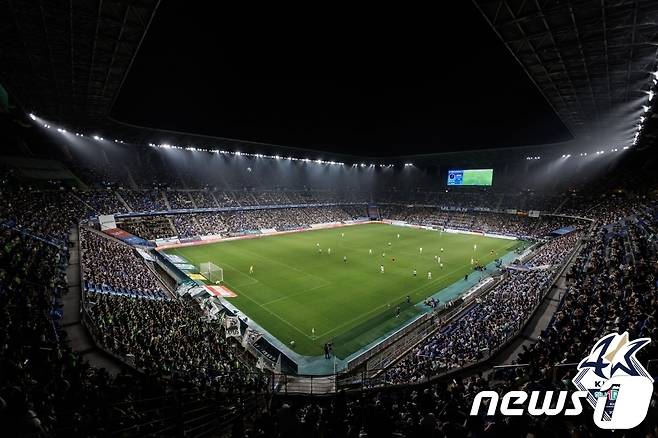 3만756명이 입장한 울산 문수 축구경기장.(한국프로축구연맹 제공)