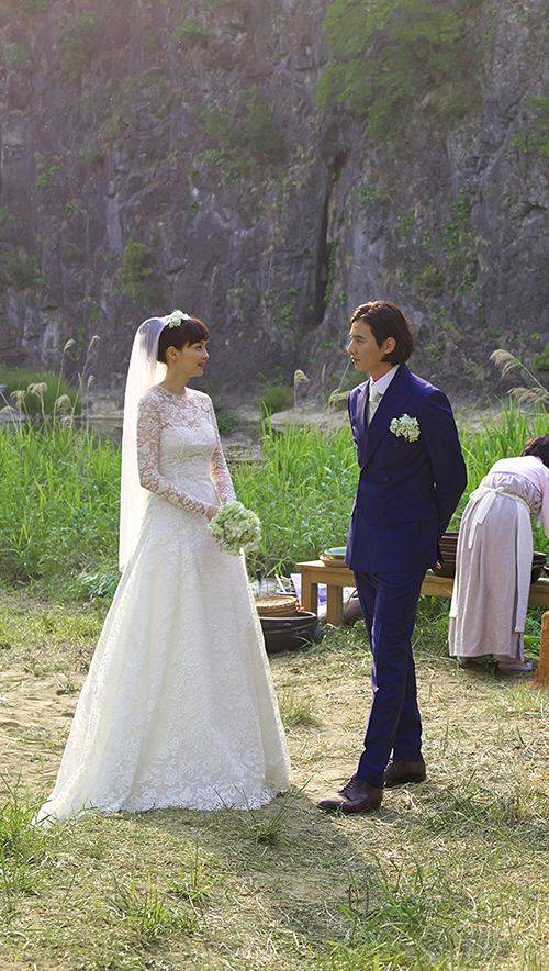 2015년 이나영과 원빈이 강원도 정선의 밀밭에서 올린 결혼식. /이든나인