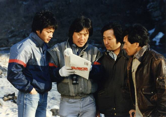 ‘이장호의 외인구단’ 촬영 당시 배우들에게 연기 설명을 하고 있는 이장호 감독(왼쪽에서 두 번째). 왼쪽은 배우 최재성, 오른쪽은 안성기.