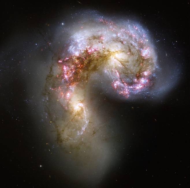 상호작용하는 은하인 '더듬이 은하'(Antennae galaxies). 사진=NASA/ESA