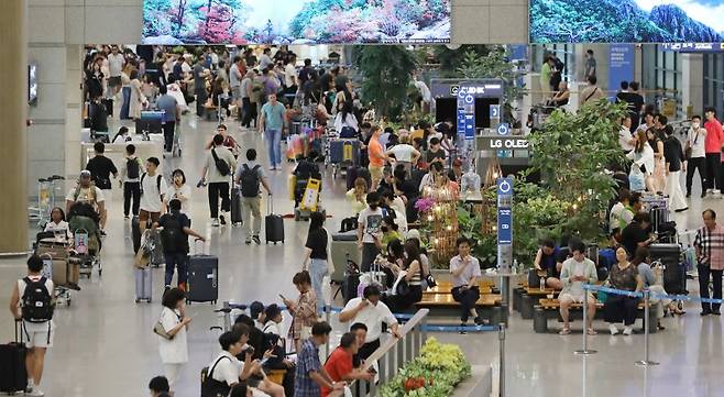 지난 17일 인천국제공항 제1터미널 입국장이 해외 입국자 및 환영객 등 이용객들로 붐비고 있다. 사진=뉴스1화상