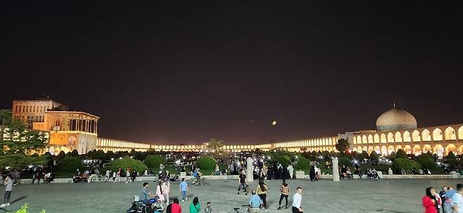 17세기 페르시아 도시 건축의 정수를 보여주는 에스파한의 낙셰자한 광장에서 더위가 가신 밤에 시민들이 산책·운동을 하고 있다.