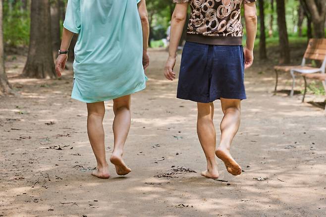 지난 13일 서울 성동구 서울숲 메타세쿼이아길에서 두 여성이 맨발로 걷고 있다. 윤동길 스튜디오 어댑터 실장