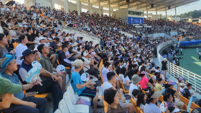 ▲ 시민들이 19일 오후 춘천 송암스포츠타운에서 열린 2023 강원·춘천세계태권도문화축제 개막식에 참석해 개막을 축하하고 있다.