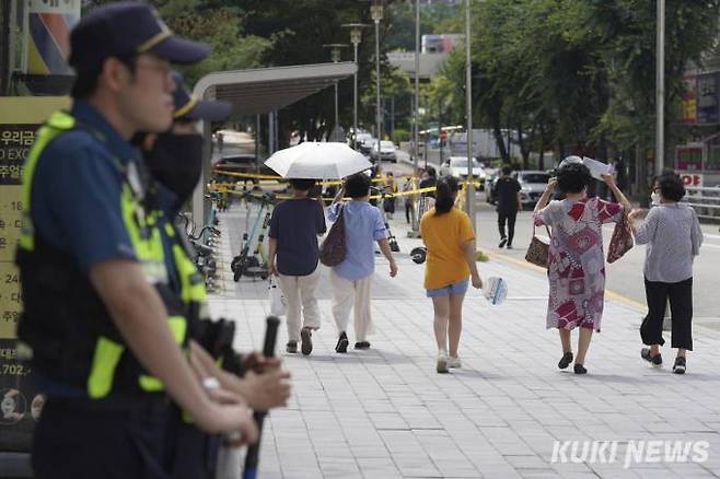 4일 오전 경기 성남시 분당 서현역 인근 대형 쇼핑몰에 보안요원과 경찰이 배치돼 있다.   사진=임형택 기자