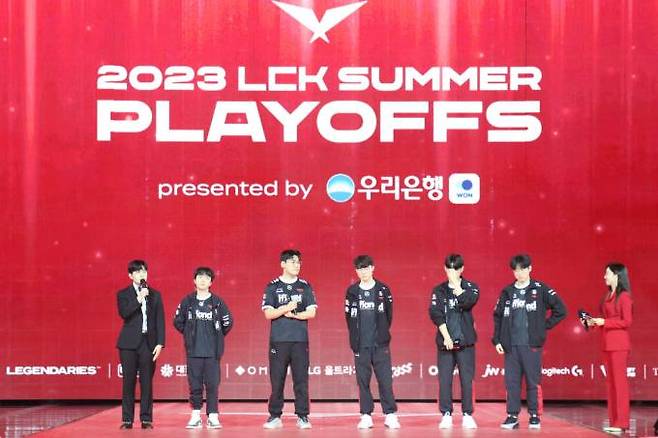 19일 대전컨벤션센터 제2전시장에서 열린 2023 LCK 서머 최종 결승 진출전에서 승리한 SK T1 선수들이 현장 인터뷰를 하고 있다.   대전시 출입기자회 제공.