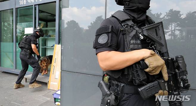 [세종=뉴시스] 강종민 기자 = 세종시 나성동 국세청사에 폭발물을 설치했다는 협박메일로 인해 17일 경찰특공대와 탐지견이 국세청사에서 폭발물 수색을 하고 있다. 2023.08.17. ppkjm@newsis.com