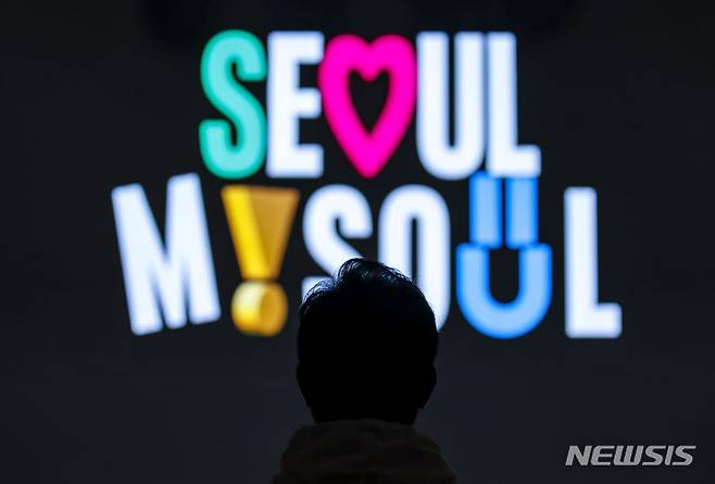 [서울=뉴시스] 정병혁 기자 = 오세훈 서울시장이 16일 오전 서울 중구 서울시청에서 열린 서울 신규 브랜드 발표 행사에서 서울시의 신규 브랜드 슬로건 'Seoul, my soul(서울마이소울)' 홍보영상을 바라보고 있다. 2023.08.16. jhope@newsis.com