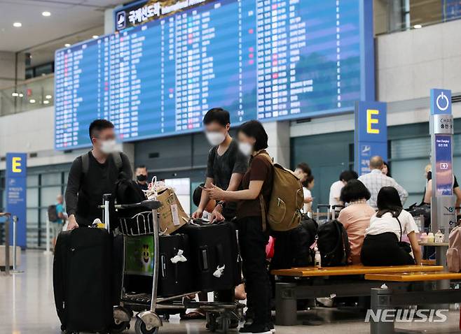 [인천공항=뉴시스] 김진아 기자 = 중국 정부가 한국 등 세계 78개국에 대한 자국민의 단체여행 허용을 발표하면서 내달 중추절과 국경절 황금연휴(9.29∼10.6)를 계기로 한국을 방문하는 유커들이 늘어 인천공항을 방문하는 여객 수는 더욱 증가할 것으로 기대되는 가운데 17일 오전 인천국제공항에서 중국발 항공기 등의 이용객이 입국장을 나오고 있다. 2023.08.17. bluesoda@newsis.com