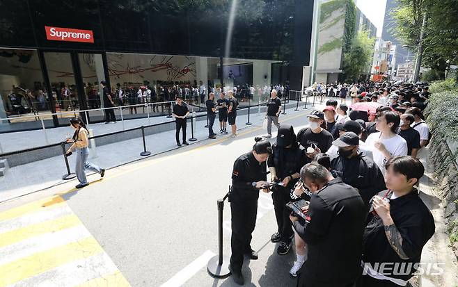 [서울=뉴시스] 김근수 기자 = 국내 첫 슈프림 스토어 오픈날인 19일 오전 서울 강남구 슈프림 도산점 앞에서 시민들이 매장에 들어가기 위해 대기하고 있다. 2023.08.19. ks@newsis.com