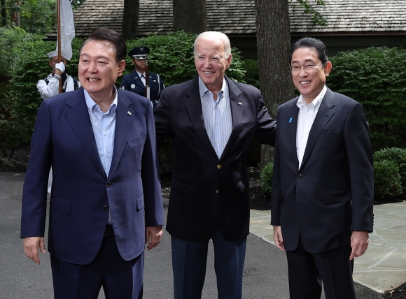 캠프 데이비드에서 만난 한미일 정상 - 윤석열 대통령과 조 바이든 미국 대통령, 기시다 후미오 일본 총리가 18일(현지시간) 워싱턴DC 인근 미국 대통령 별장인 캠프 데이비드에서 열린 한미일 정상회의를 앞두고 로렐 로지 앞에서 기념 촬영을 하고 있다. 2023.8.19 공동취재